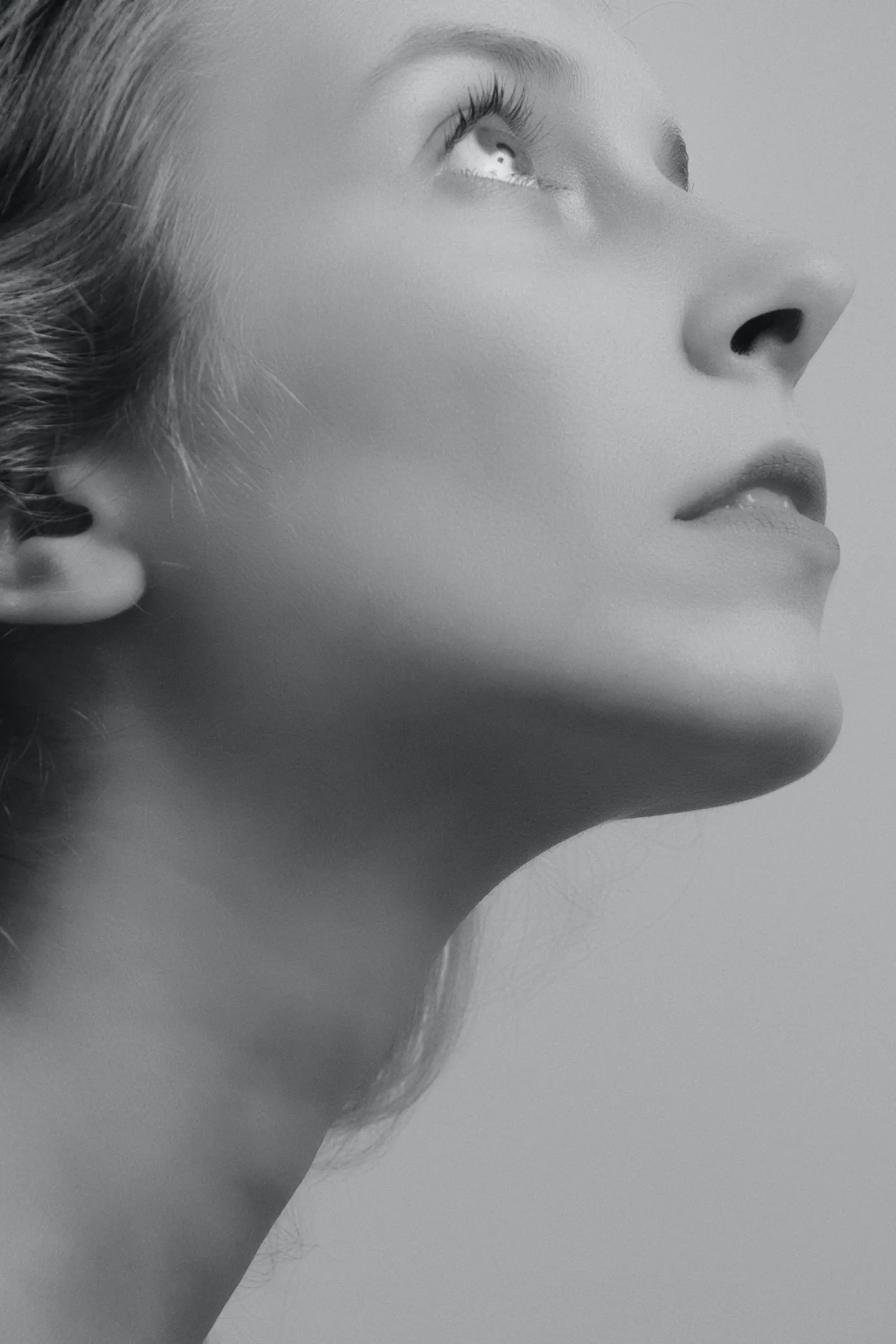 A closeup of a woman's thyroid